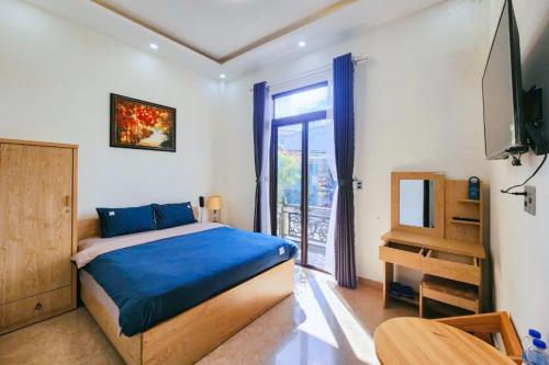 Queen Room with Balcony image 7