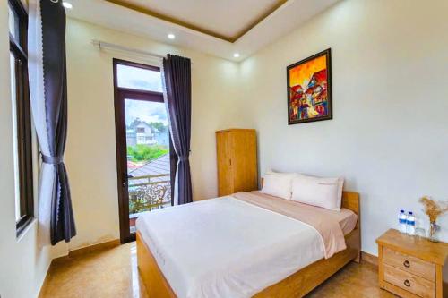 Queen Room with Balcony image 6