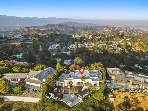 Crest Estate by Stay Awhile Villas in Los Angeles, USA