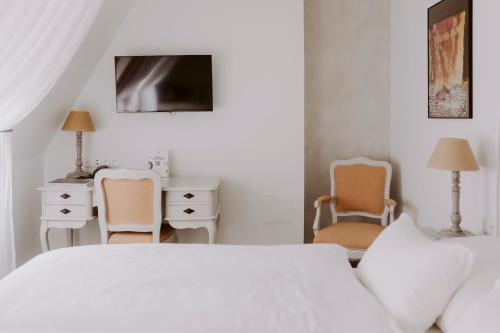606547040 Art Hotel