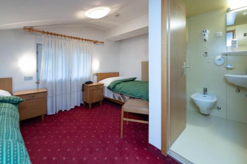 2 twin beds