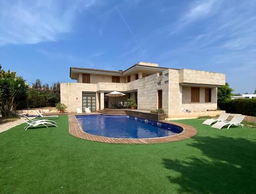 Villa de lujo con piscina, jacuzzi, jardín y terraza 1