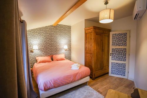 Le Petit Paradis de Pruzilly gîte à louer GITE AU CREUX DU COCHE pour 13 personnes et son studio (2 à 4 couchages)