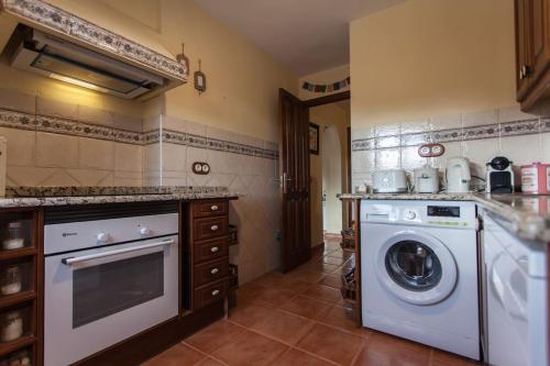 virtuve, La Casa de la Luz con Piscina Julio y Agosto in Mataelpino
