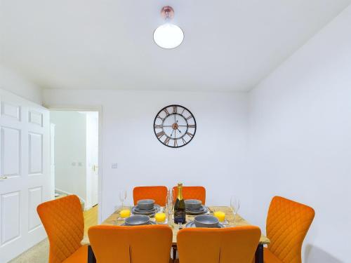 Pinewood Walk by Signature Stays - Parking - Townhouse - image 4