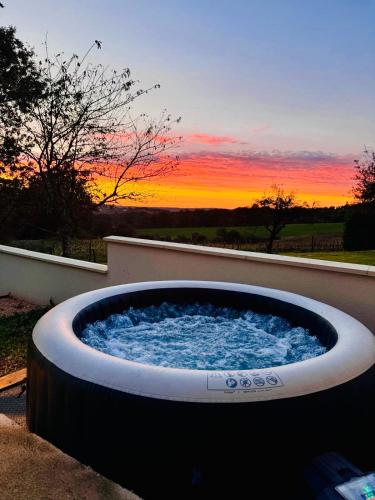 Maison neuve, cadre apaisant,jacuzzi et piscine in ฟิแฌค