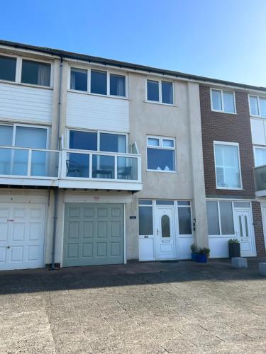 Exterior view, The Beachcomber - seafront, free parking, free wifi in Jubilee