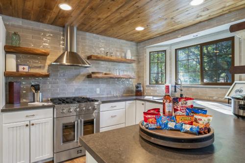 LOWER Moonridge HOT TUB GAME ROOM SKI Slopes CLOSE in Big Bear Lake, USA