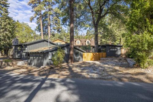 LOWER Moonridge HOT TUB GAME ROOM SKI Slopes CLOSE in Big Bear Lake, USA