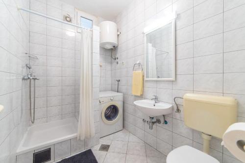 2 bedrooms, 4 beds