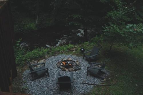Whispering Woods Cabin - Creekside & Pet Friendly in Enfield (NH)