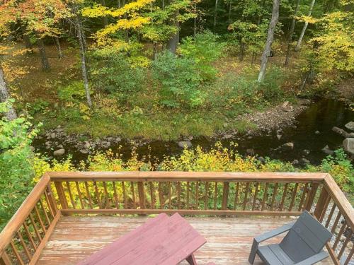Whispering Woods Cabin - Creekside & Pet Friendly in Enfield (NH)