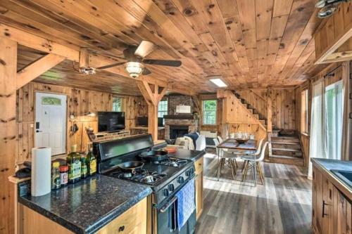 Whispering Woods Cabin - Creekside & Pet Friendly in Enfield (NH)