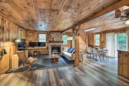 Whispering Woods Cabin - Creekside & Pet Friendly in Enfield (NH)