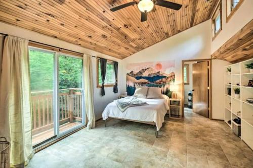 Whispering Woods Cabin - Creekside & Pet Friendly in Enfield (NH)