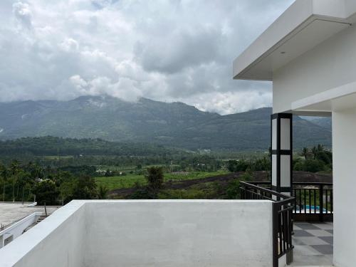 Tuvākā izklaides vieta, Bro Code Marayoor A Premium Family Friendly Retreat with Panoramic Mountain Views in Marajura