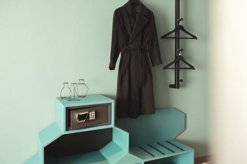 Standard Queen Room image 6