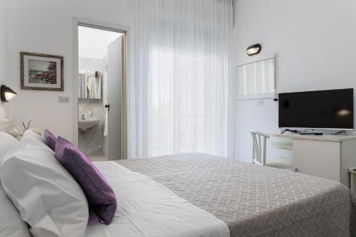 1 double bed, 1 twin bed