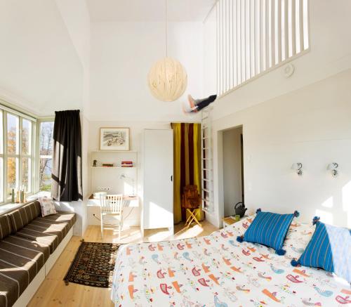 1 queen bed, 1 twin bed