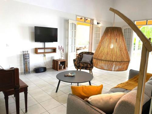 Villa Oriane Elegance Creole a 4 min du CHU et 10 min de l'Aeroport in Les Abymes