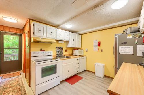 Snowshoe Cabin with Resort Perks - Ski, Tube and More! in Dunmore, USA