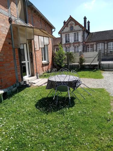 La petite maison d'en face gîte à louer Semoine