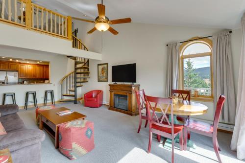 2 Mi to Angel Fire Resort Mtn-View Townhome! in Angel Fire, USA