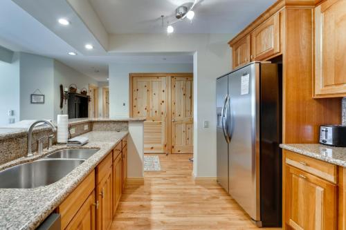 2 Mi to Angel Fire Resort Mtn-View Townhome! in Angel Fire, USA