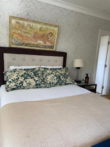 1 queen bed, 1 twin bed