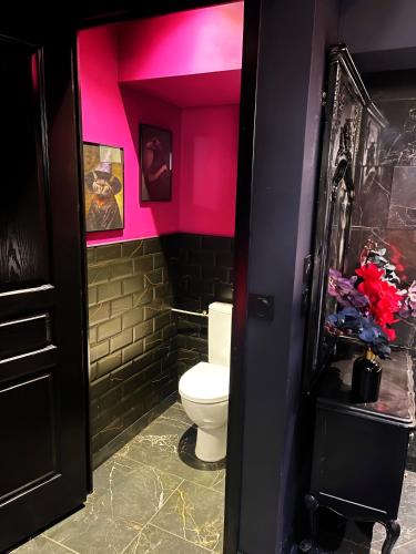 Баня, L'Orchidarium, maison élégante et romantique à Flagy - Loveroom en duplex (L'Orchidarium, maison elegante et romantique a Flagy - Loveroom en duplex) in Ville-Saint-Jacques
