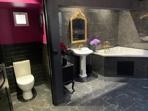 Баня, L'Orchidarium, maison élégante et romantique à Flagy - Loveroom en duplex (L'Orchidarium, maison elegante et romantique a Flagy - Loveroom en duplex) in Ville-Saint-Jacques