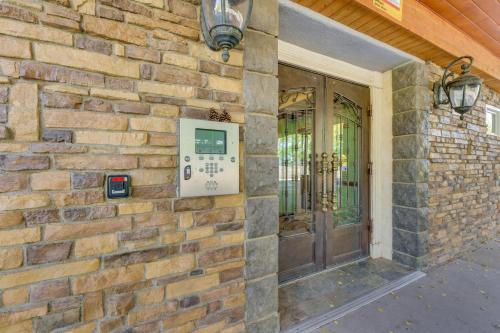 2 Mi to Angel Fire Resort Mtn-View Townhome! in Angel Fire, USA