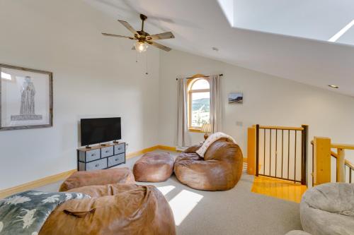 2 Mi to Angel Fire Resort Mtn-View Townhome! in Angel Fire, USA