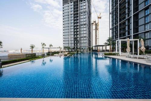 Swimming pool, Creek Edge - Elegant One Bedroom in Creek Habour in Dubai Festival City