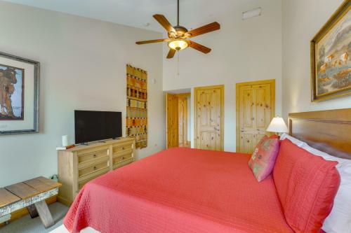 2 Mi to Angel Fire Resort Mtn-View Townhome! in Angel Fire, USA