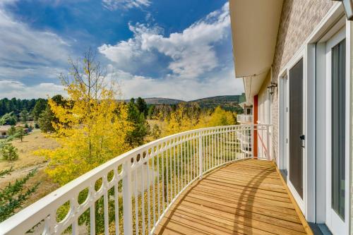 2 Mi to Angel Fire Resort Mtn-View Townhome! in Angel Fire, USA