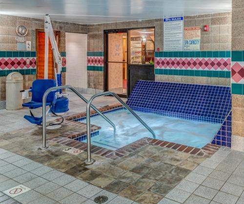 熱水浴缸, 普萊姆經濟酒店 (Prime Rate Inn) in 伯恩斯維爾