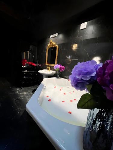 Баня, L'Orchidarium, maison élégante et romantique à Flagy - Loveroom en duplex (L'Orchidarium, maison elegante et romantique a Flagy - Loveroom en duplex) in Ville-Saint-Jacques