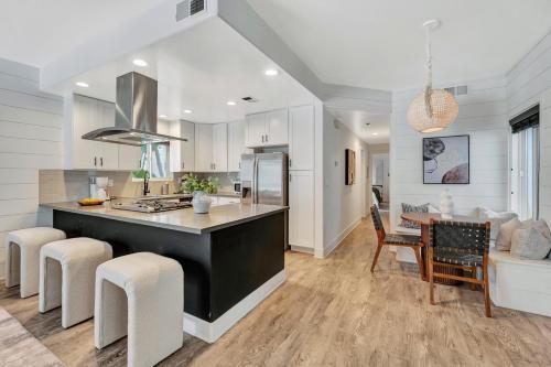 Steps to Lido Village and the Marina Heart of Lido Island WITH PARKING in Newport Beach (Kalifornia)