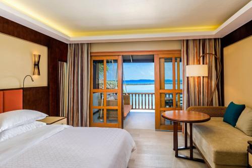 Deluxe King Room with Beach View image 4