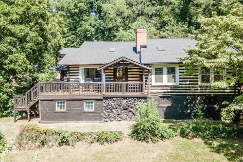 Luxe Lodge on 4 Acres, Asheville in Asheville, USA