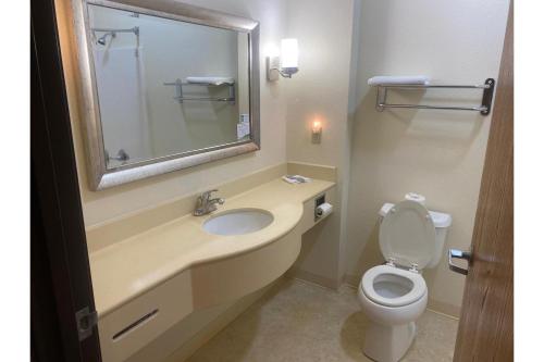Park View Inn & Suites Hoisington - image 12
