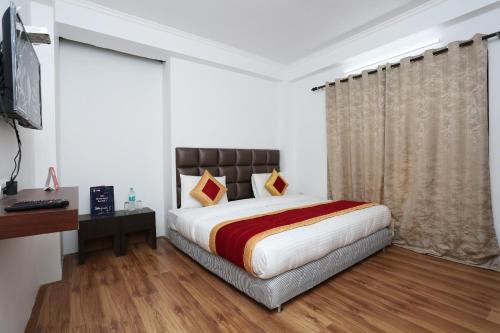 Standard Double Room image 9