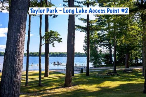 Long Lake Escape, Modern 3 Bedroom, Lower Unit of Duplex Home, Minutes to Downtown Traverse in Traverse City, USA