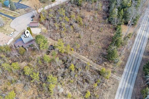 Long Lake Escape, Modern 3 Bedroom, Lower Unit of Duplex Home, Minutes to Downtown Traverse Long Lake Escape, Modern 3 Bedroom, Lower Unit of Duplex Home, Minutes to Downtown Traverse