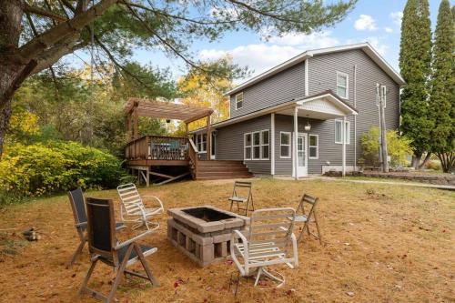 Long Lake Escape, Modern 3 Bedroom, Lower Unit of Duplex Home, Minutes to Downtown Traverse Long Lake Escape, Modern 3 Bedroom, Lower Unit of Duplex Home, Minutes to Downtown Traverse