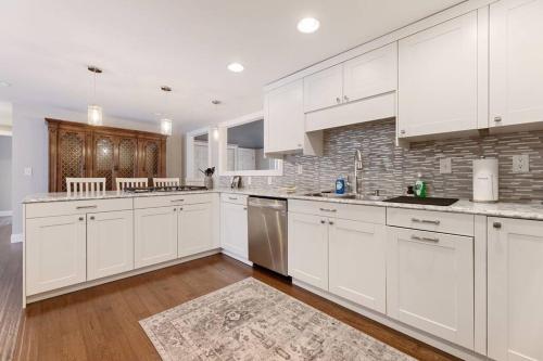 Long Lake Escape, Modern 3 Bedroom, Lower Unit of Duplex Home, Minutes to Downtown Traverse Long Lake Escape, Modern 3 Bedroom, Lower Unit of Duplex Home, Minutes to Downtown Traverse