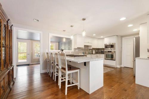 Long Lake Escape, Modern 3 Bedroom, Lower Unit of Duplex Home, Minutes to Downtown Traverse Long Lake Escape, Modern 3 Bedroom, Lower Unit of Duplex Home, Minutes to Downtown Traverse