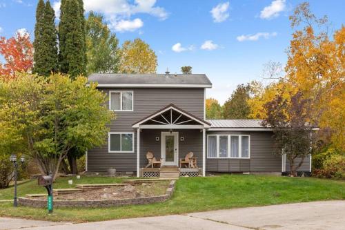 Long Lake Escape, Modern 3 Bedroom, Lower Unit of Duplex Home, Minutes to Downtown Traverse Long Lake Escape, Modern 3 Bedroom, Lower Unit of Duplex Home, Minutes to Downtown Traverse