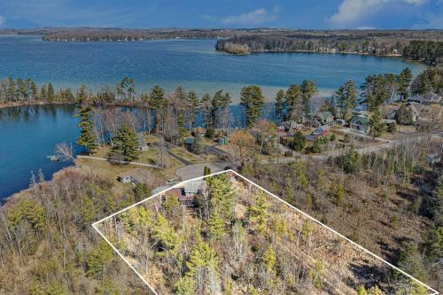 Long Lake Escape, Modern 3 Bedroom, Lower Unit of Duplex Home, Minutes to Downtown Traverse Long Lake Escape, Modern 3 Bedroom, Lower Unit of Duplex Home, Minutes to Downtown Traverse